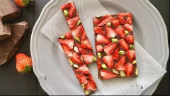 #宅在家学技能#美食教程:草莓巧克力