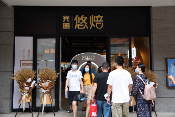 连光明这个卖牛奶的都加入了!
