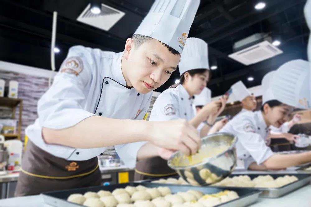 为什么别人学西点烘焙都选苏州欧米奇?