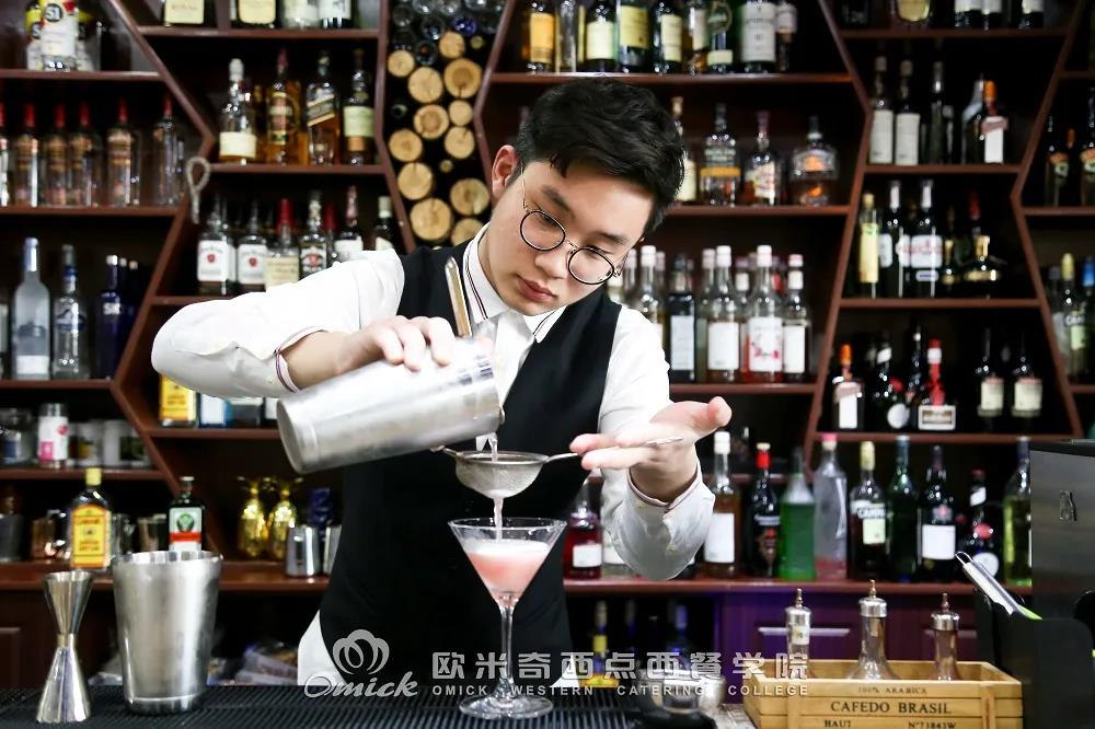 想做调酒师的“打工人”,调酒专业在这里!