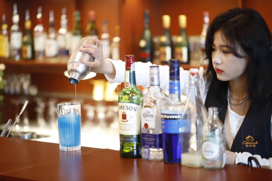 做好一位调酒师有多难?