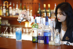 学调酒自学好吗?还是去实体店或者培训学校学
